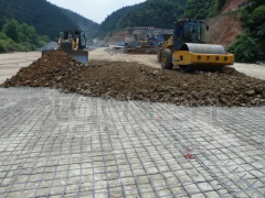 高速公路路基铺设土工格栅起什么作用